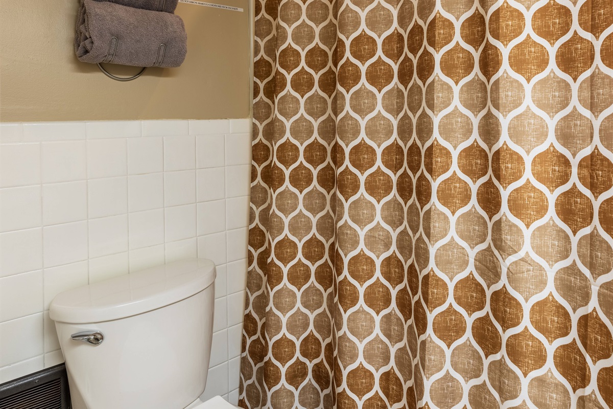 We provide a set of towels per guest. 