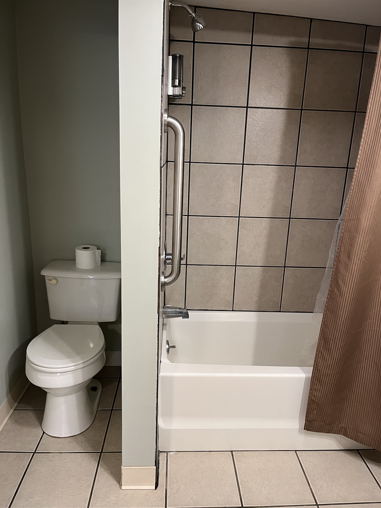 Queen #3 ensuite bath with tub/shower