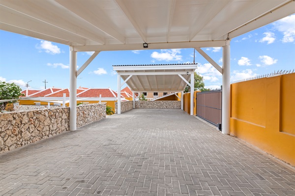 Villa Grandi Estate – Gated parking / carport