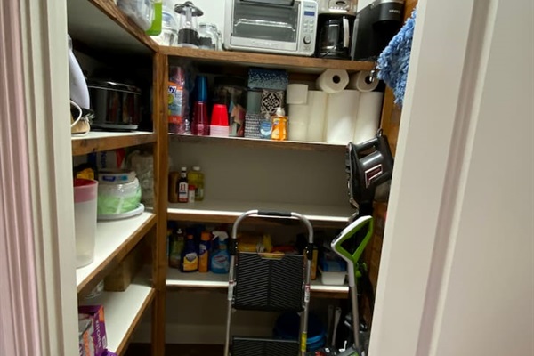 Large pantry as well as other cleaning supplies should you need them.