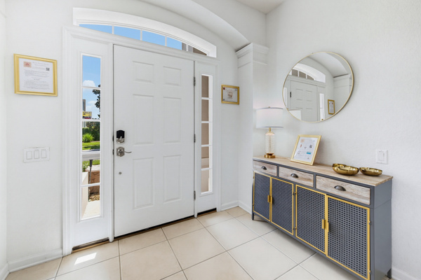 Entryway w/ storage