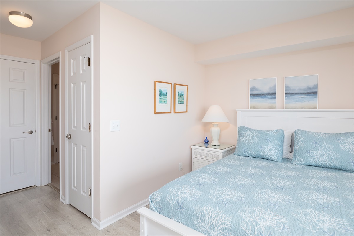 Ensuite bathroom off the 1st floor bedroom