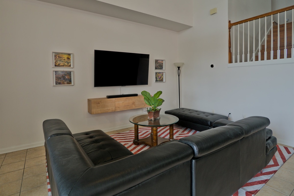 Living room with Smart TV + soundbar. 