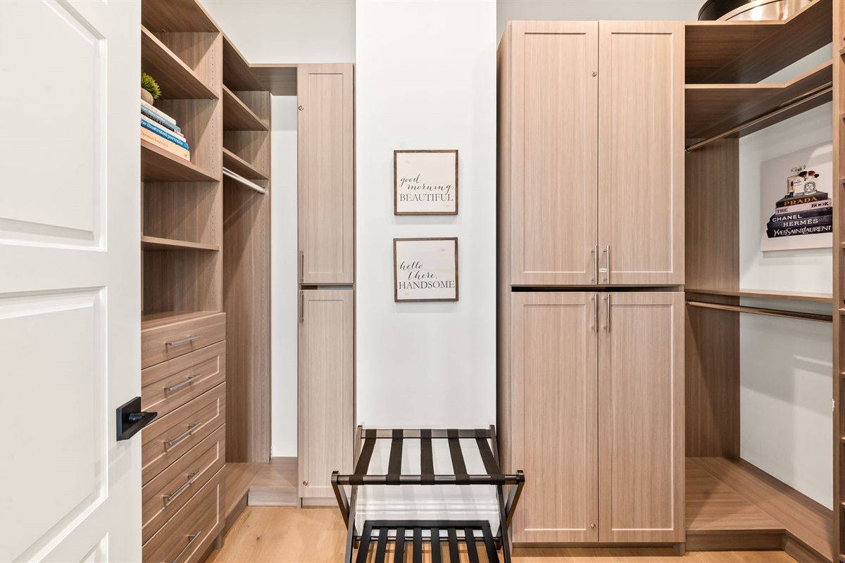 Walk-in closet, master suite
