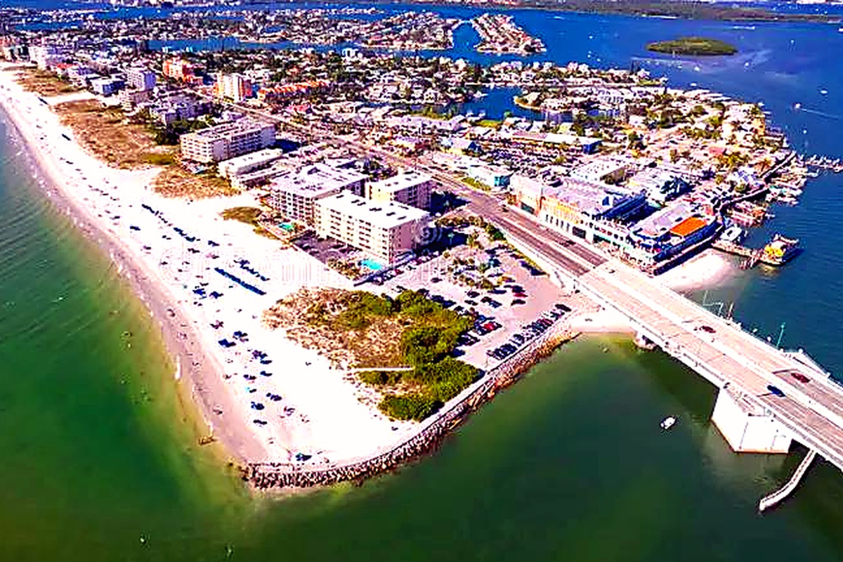 Only 3 miles to John's Pass & Madeira Beach—our Seminole home offers easy access to vibrant waterfront attractions, restaurants and Gulf beaches during your midterm stay.