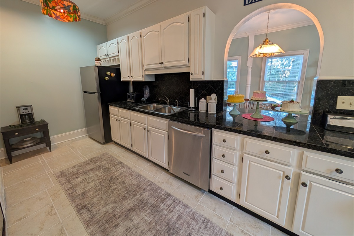 Full kitchen with plenty of space