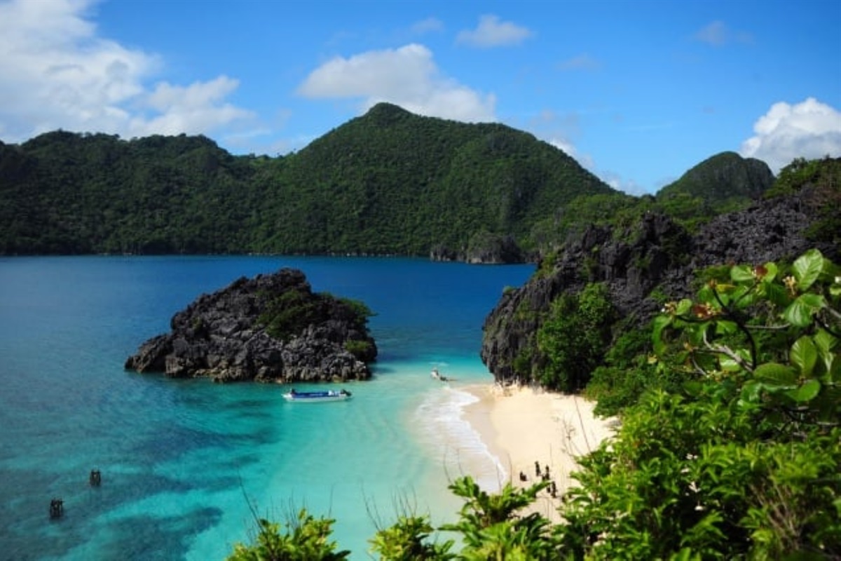 A tropical paradise where the lush greenery meets the crystal clear waters of Caramoan
