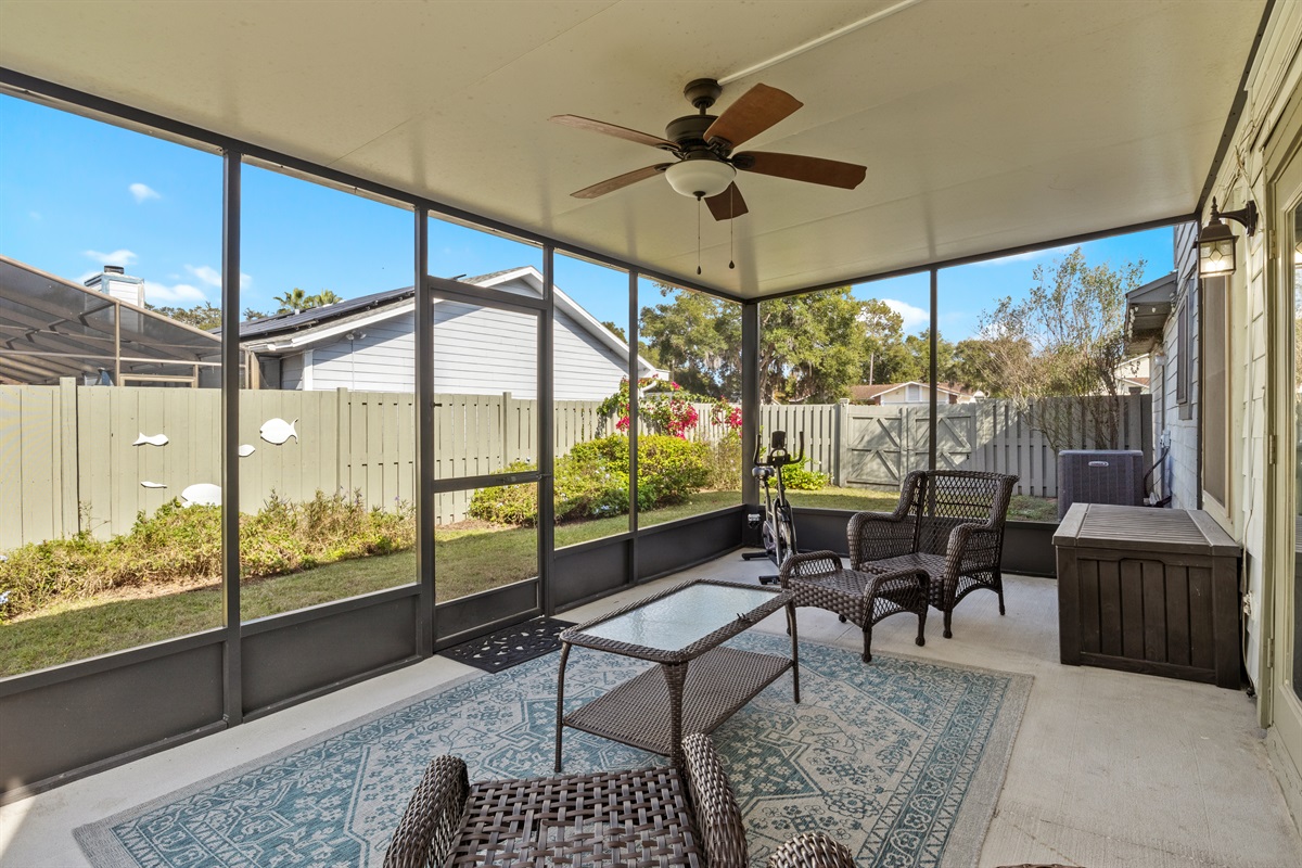 Screened lanai. Workout bike.