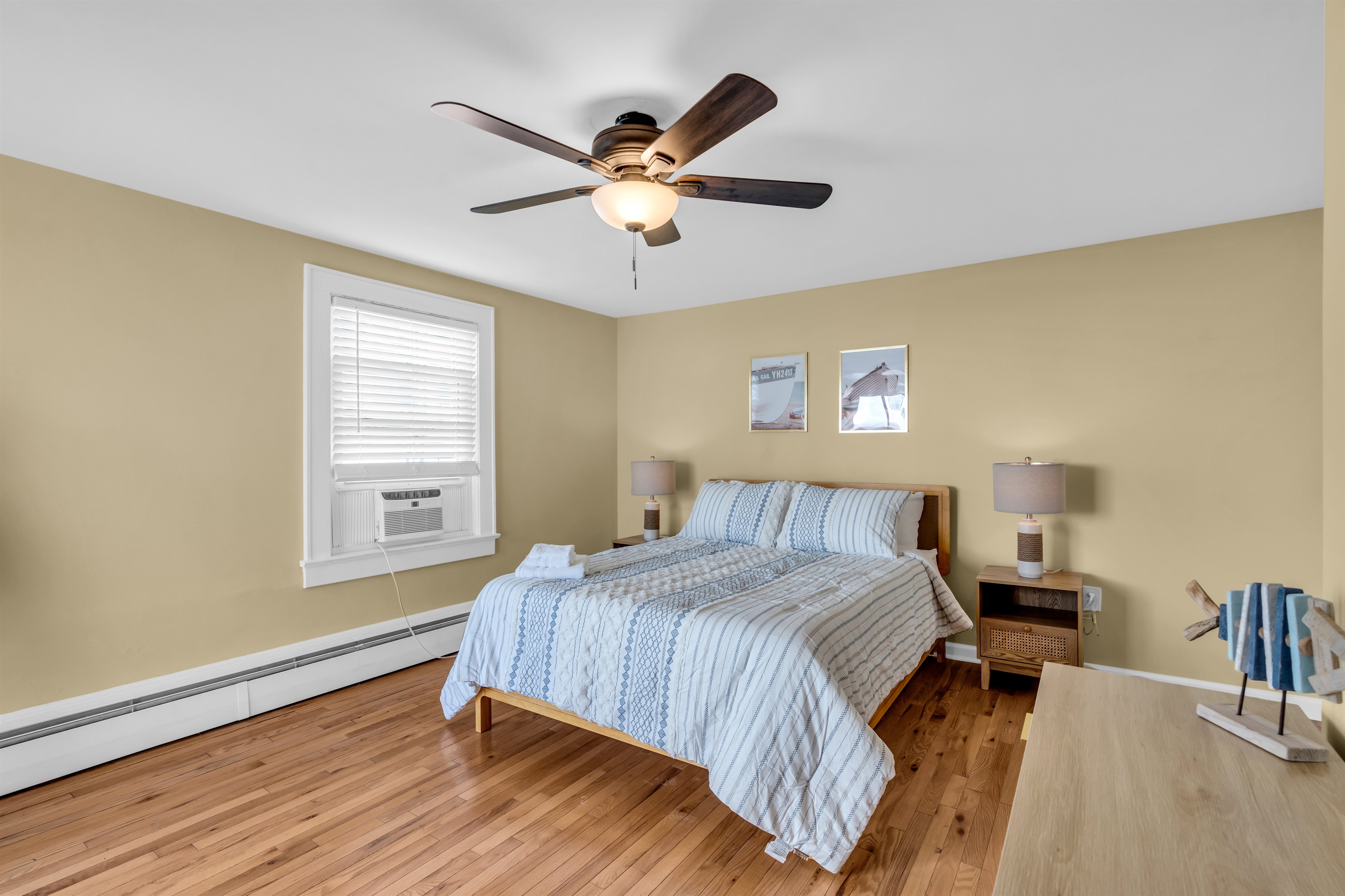 Queen sized memory foam mattress with lots of space and a charming coastal design.