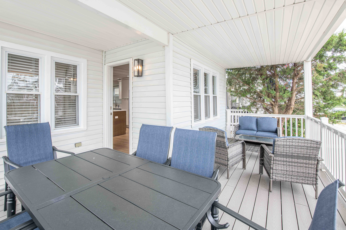 Covered Front Porch - Lounge & Outdoor Dining