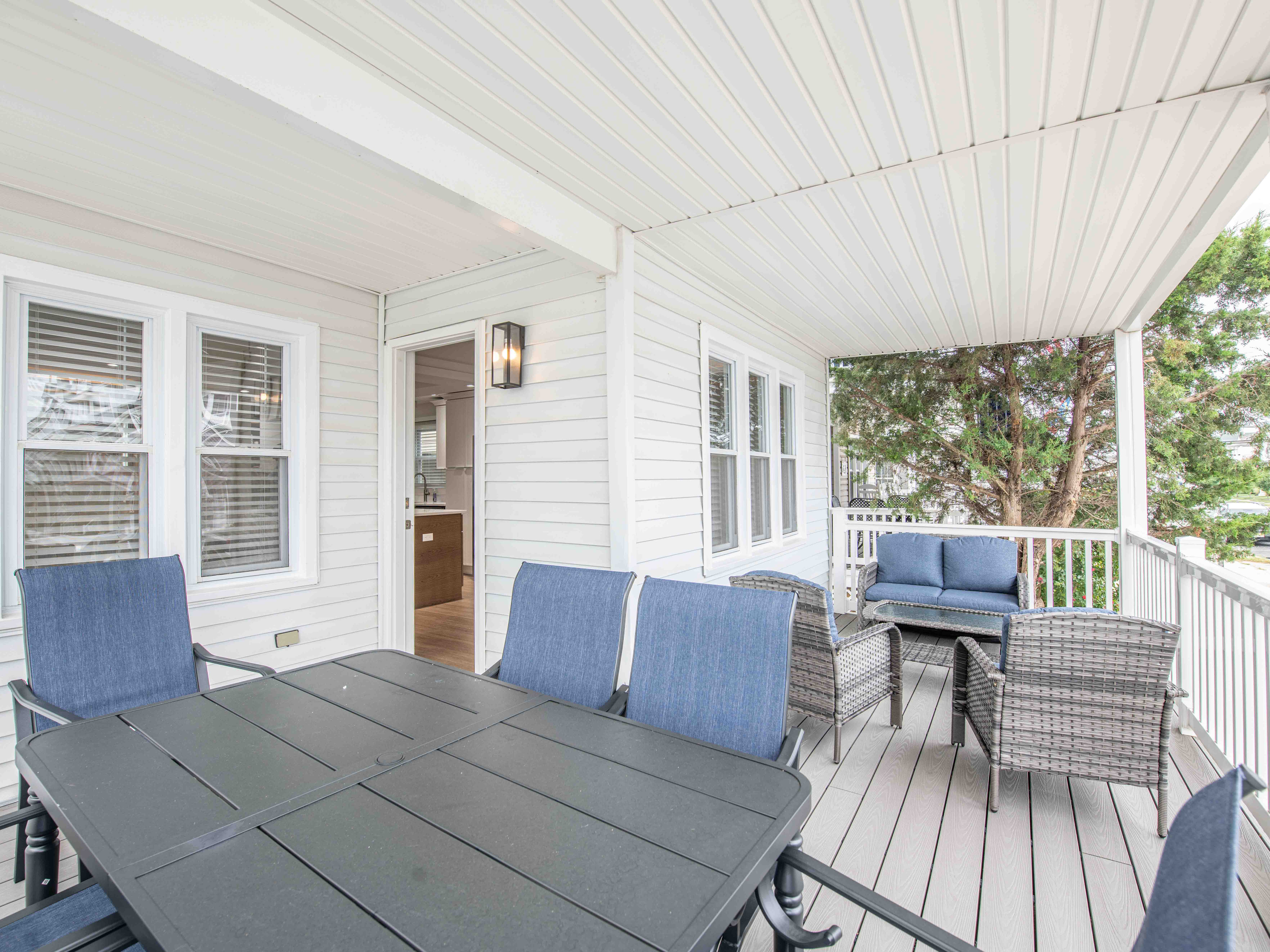 Covered Front Porch - Lounge & Outdoor Dining