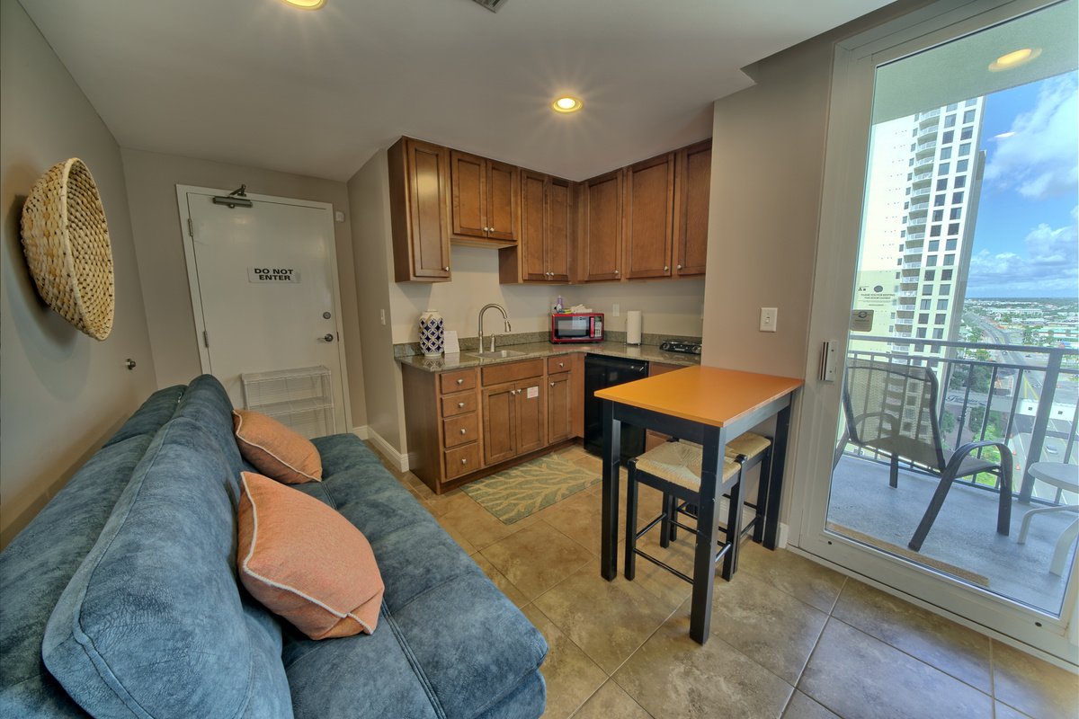 Private Kitchenette in Guest Suite (Breeze 1407A) View 2