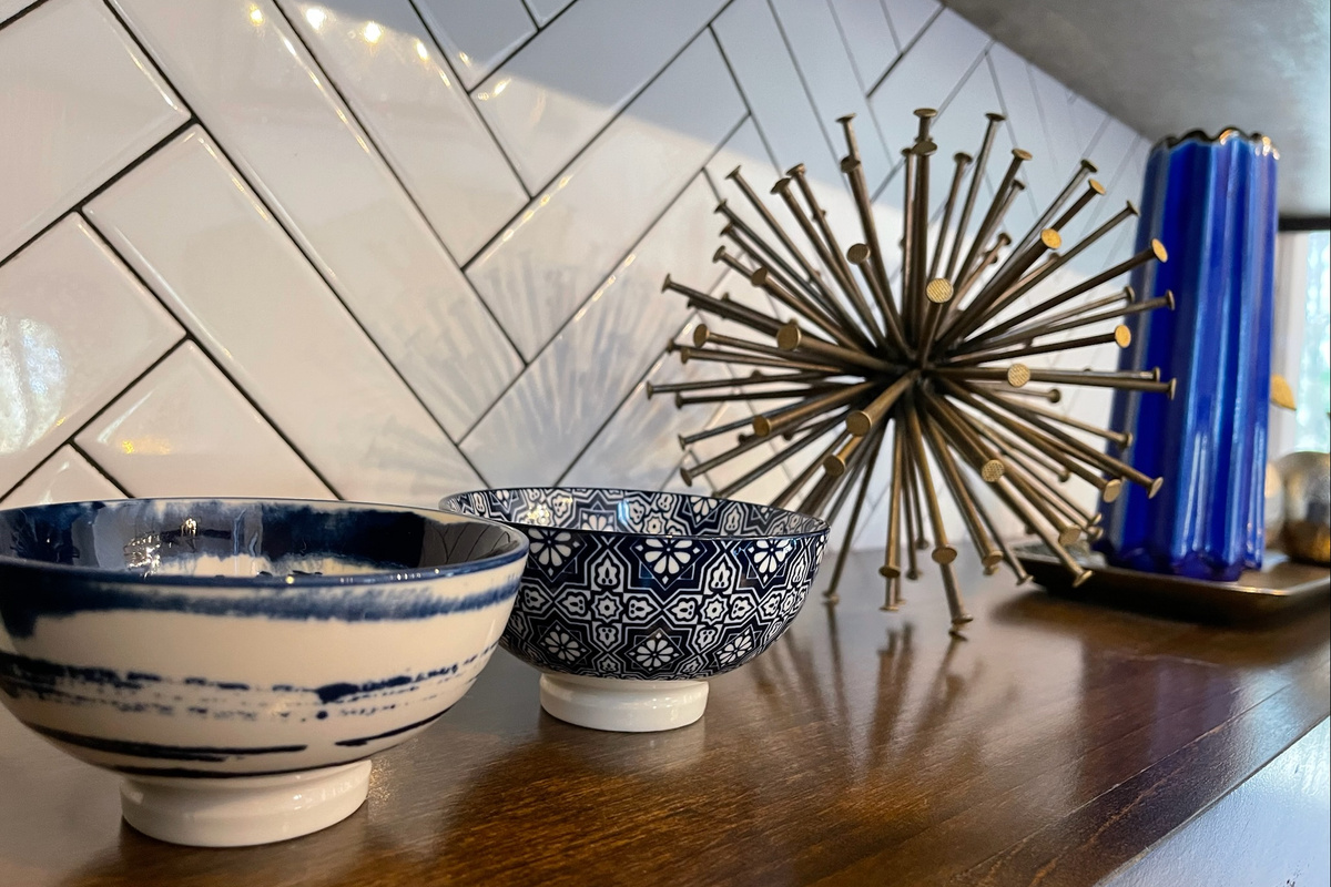Beautiful and artsy decor even in the kitchen. The trendy styles just don't end here!