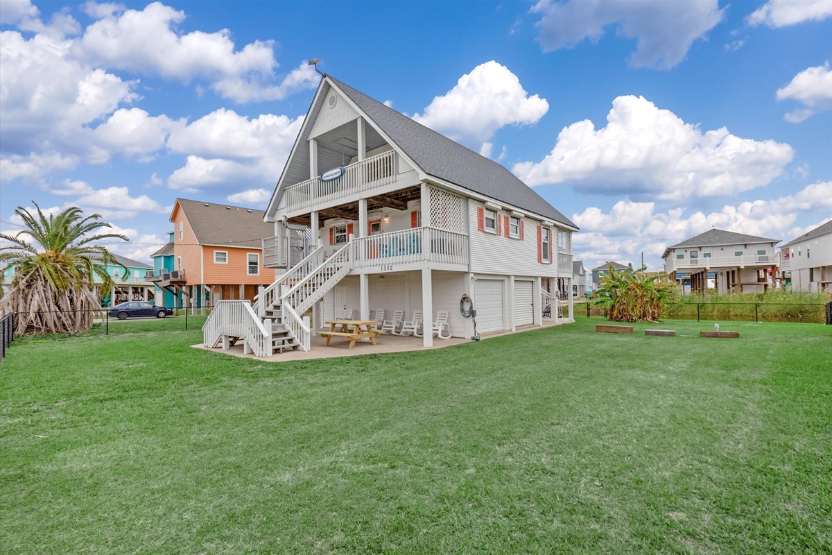 cc5bbec16157447aa97e1185e3346dc1 Large | Beachhouse | Texas | TX | Vacation Homes | Galveston | Crystal Beach | Kokomo | Breezy Days | Beachfront Elegance | Sunrise Serenity | Southern Sands Property Management, LLC