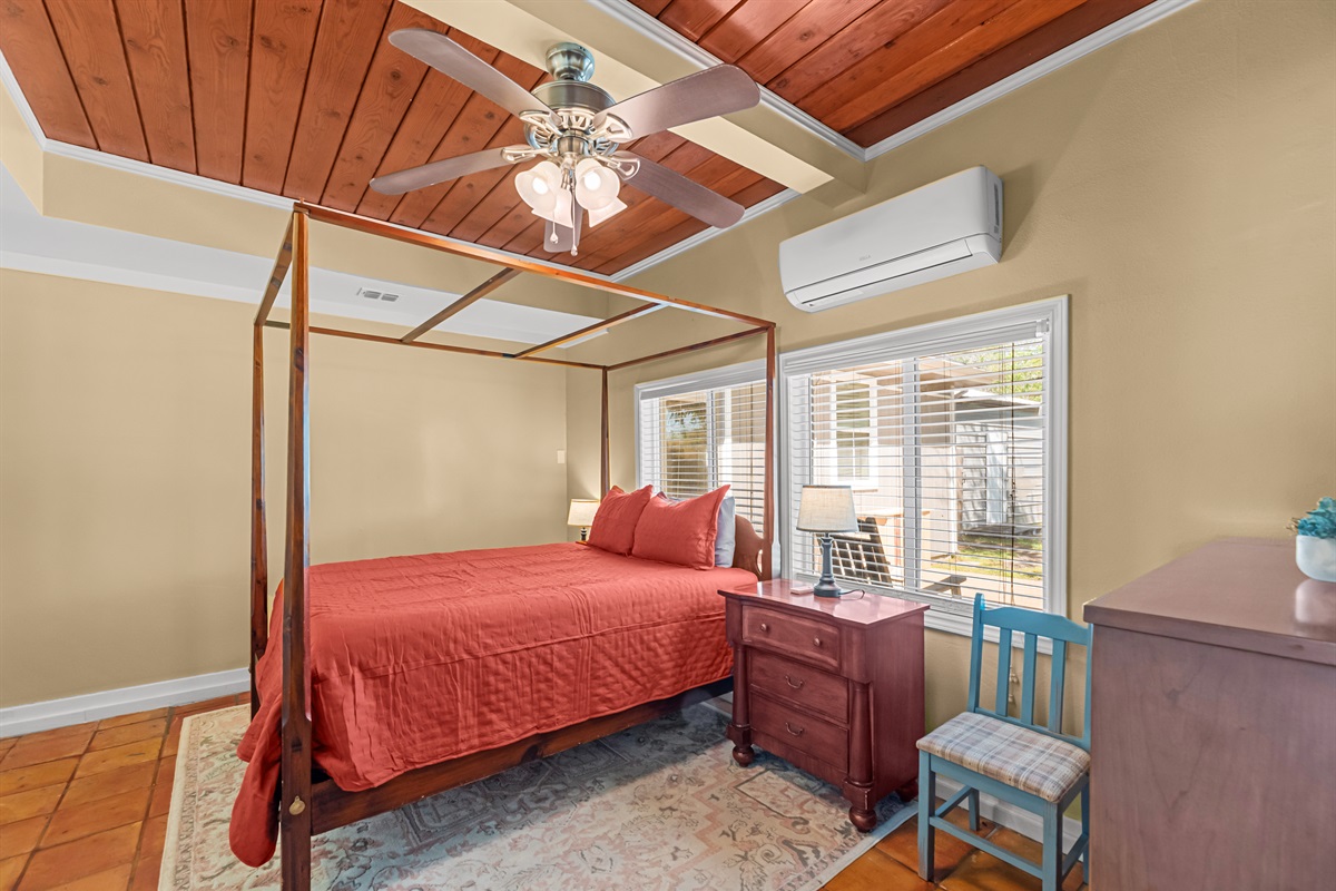 Queen bed with master ensuite bathroom