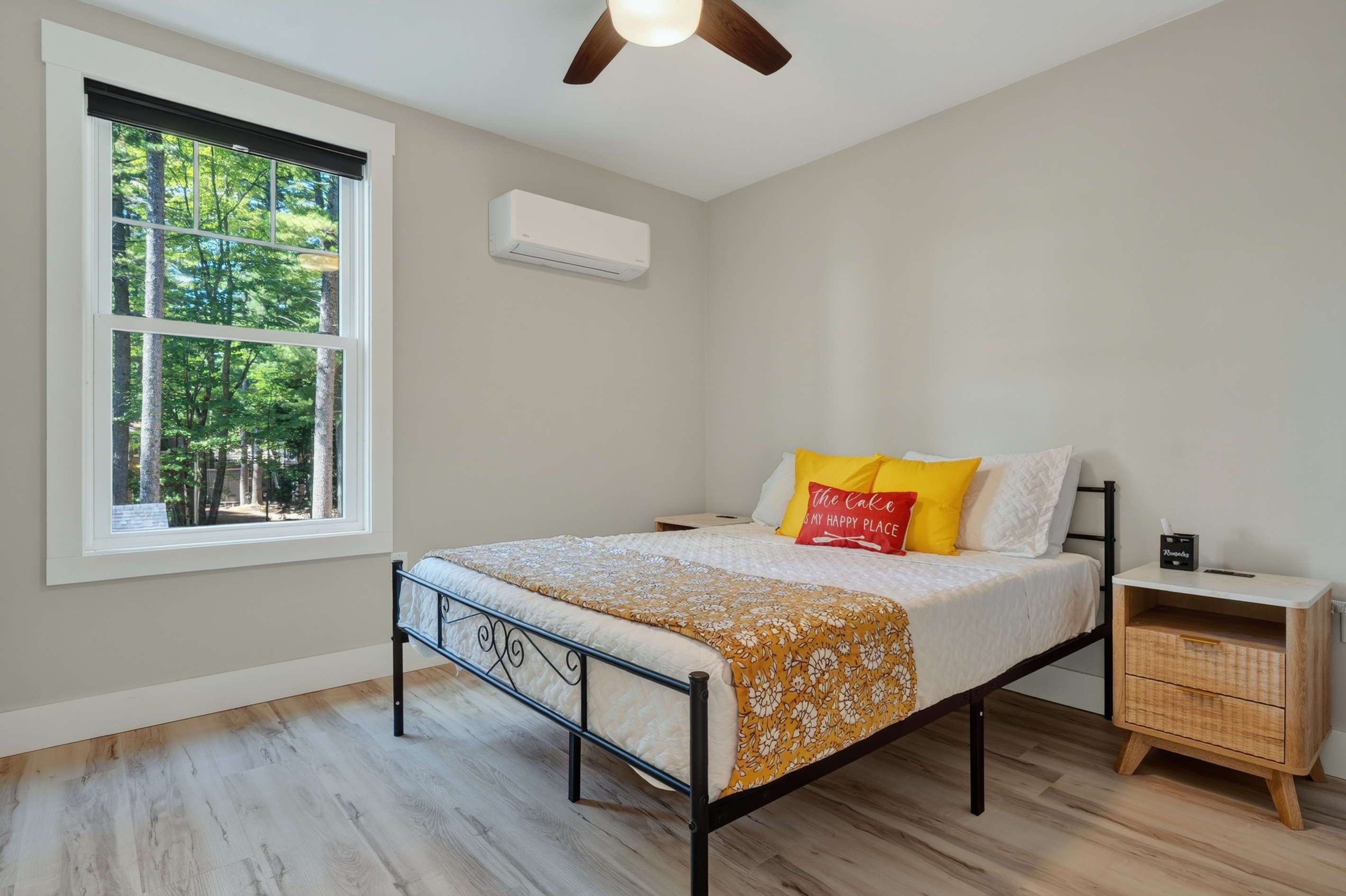 This cheerful queen room brings its own little burst of sunshine, whatever the weather is doing outside. ☀️