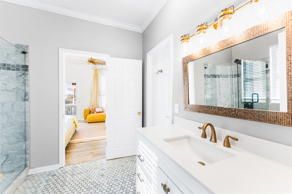 Upstairs "Jack & Jill" Bath