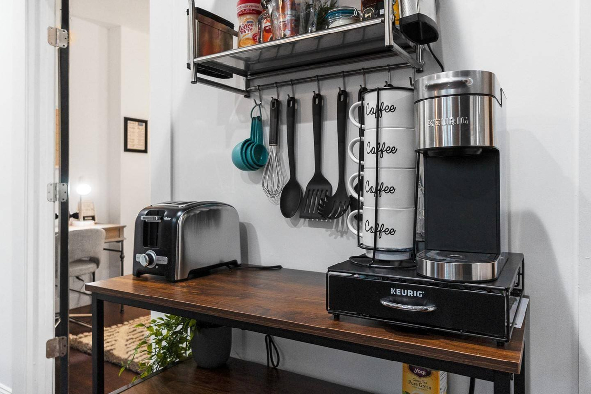 Start your mornings in style with our cozy breakfast nook, complete with a coffee bar for your perfect cup of coffee and a toaster for your favorite breakfast treats. A relaxing space to enjoy your morning routine before heading out to explore!
