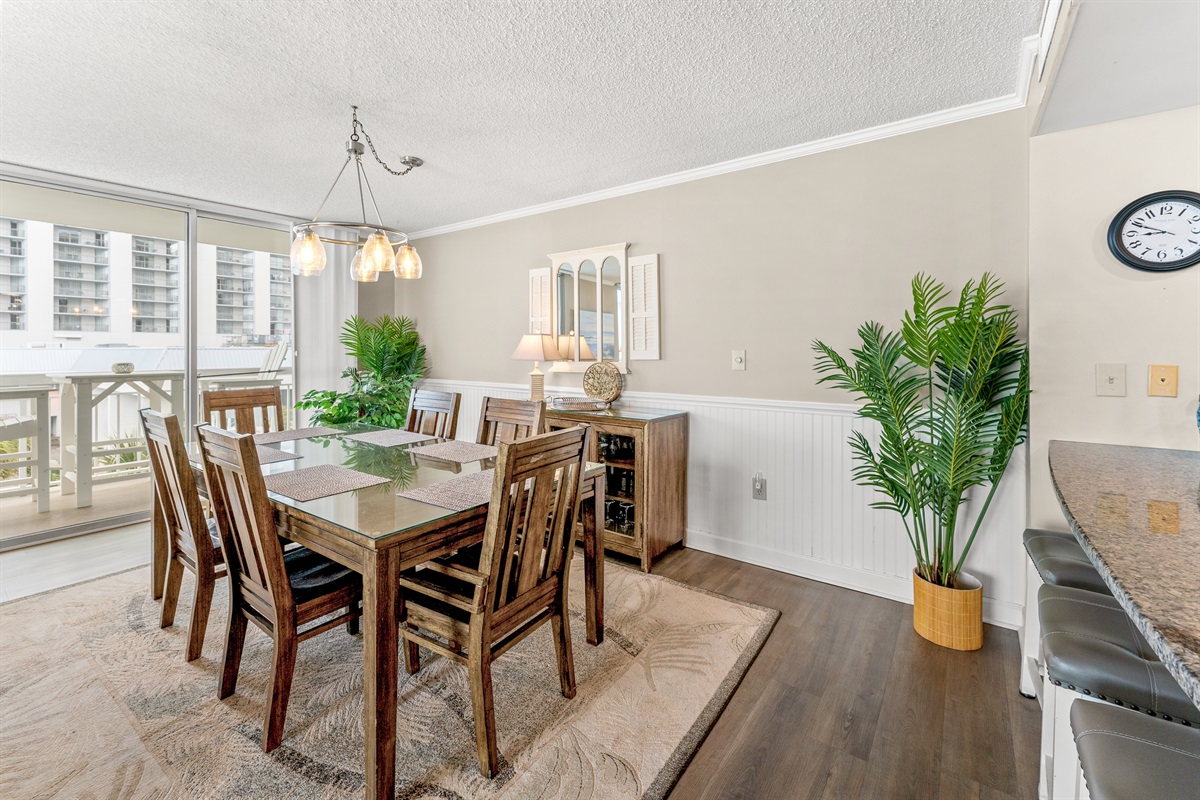 Dining Area - seating for 6