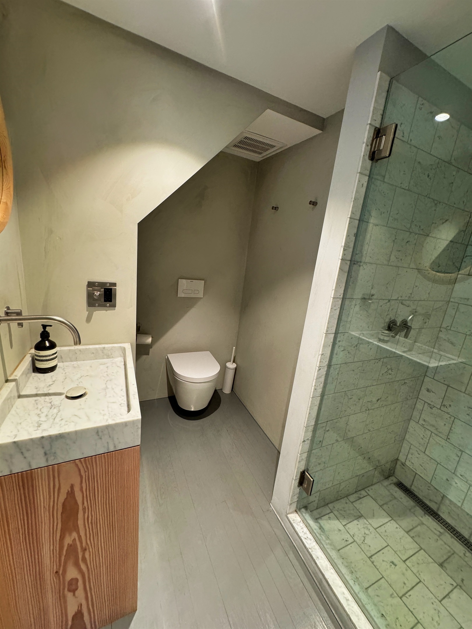 Hawk Field House - 1st floor full bathroom in the hallway between the kitchen and the stairs to the sleeping loft.
