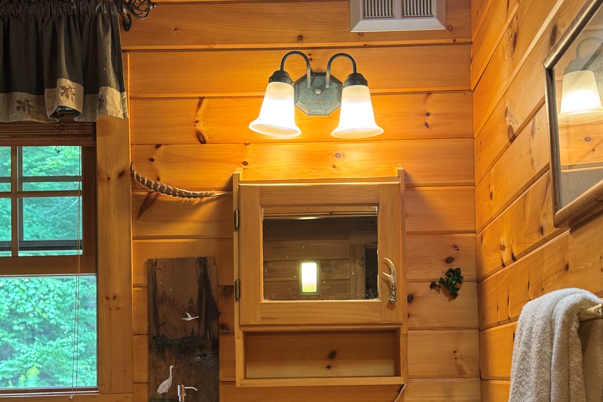 1st floor bathroom with tub/shower