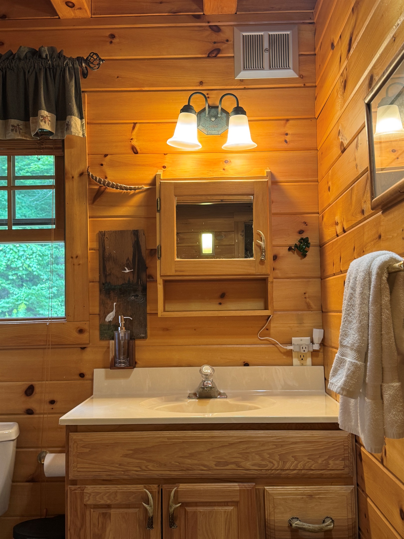 1st floor bathroom with tub/shower