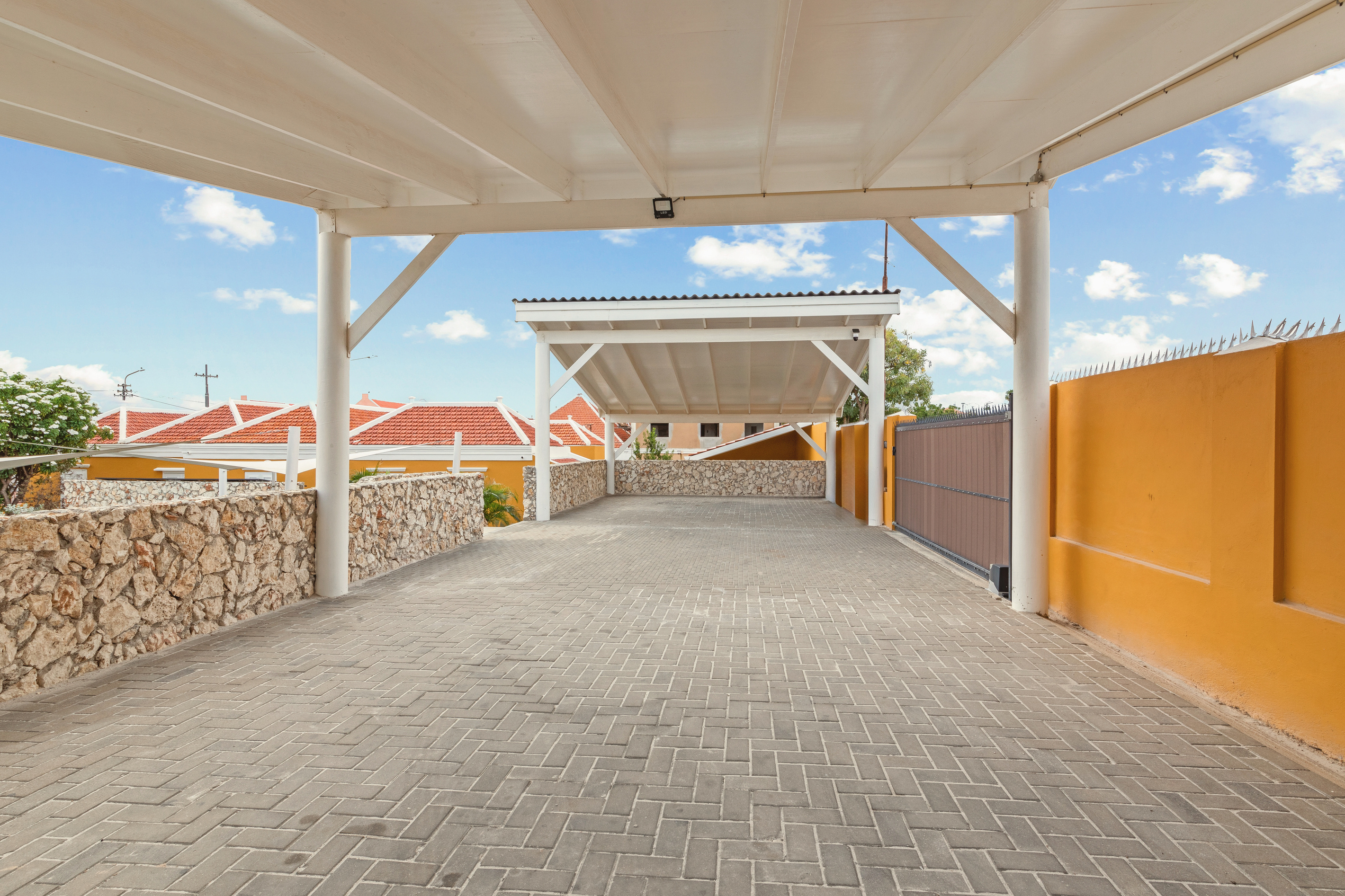 Villa Grandi Estate – Gated parking & carport