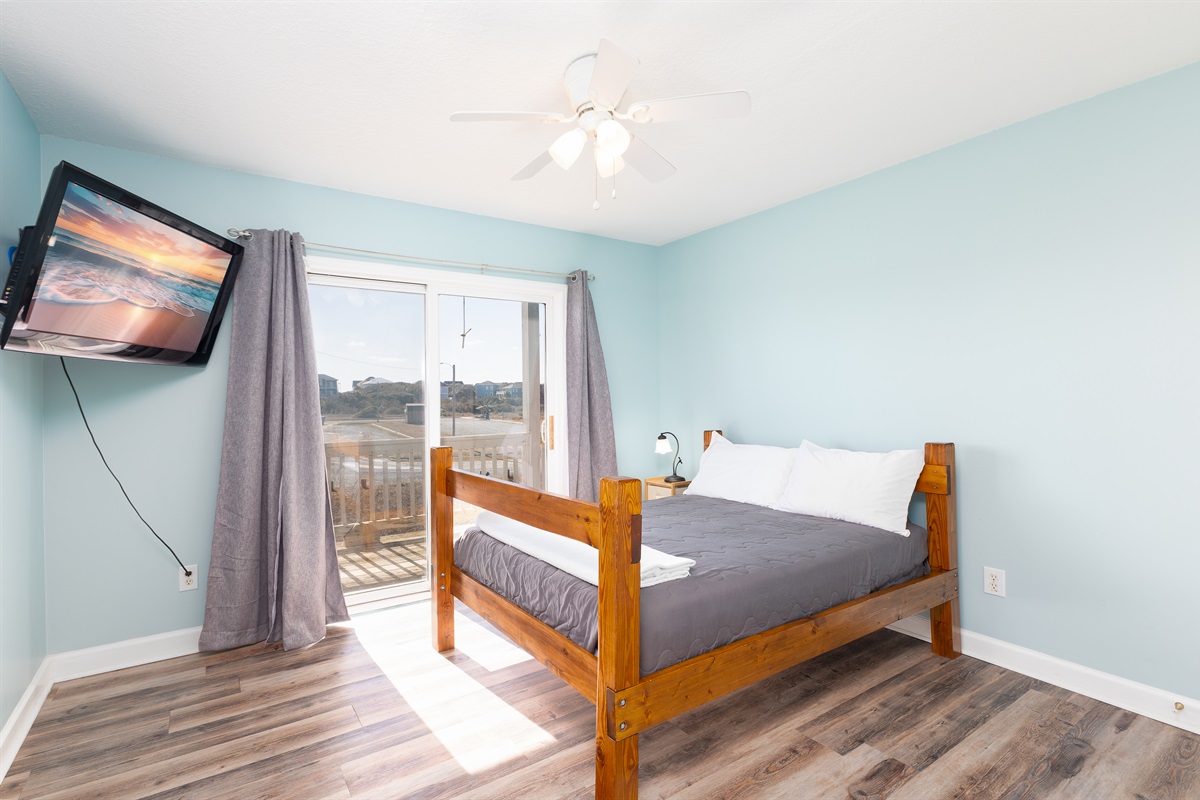 1 full bedroom on the first floor with balcony access