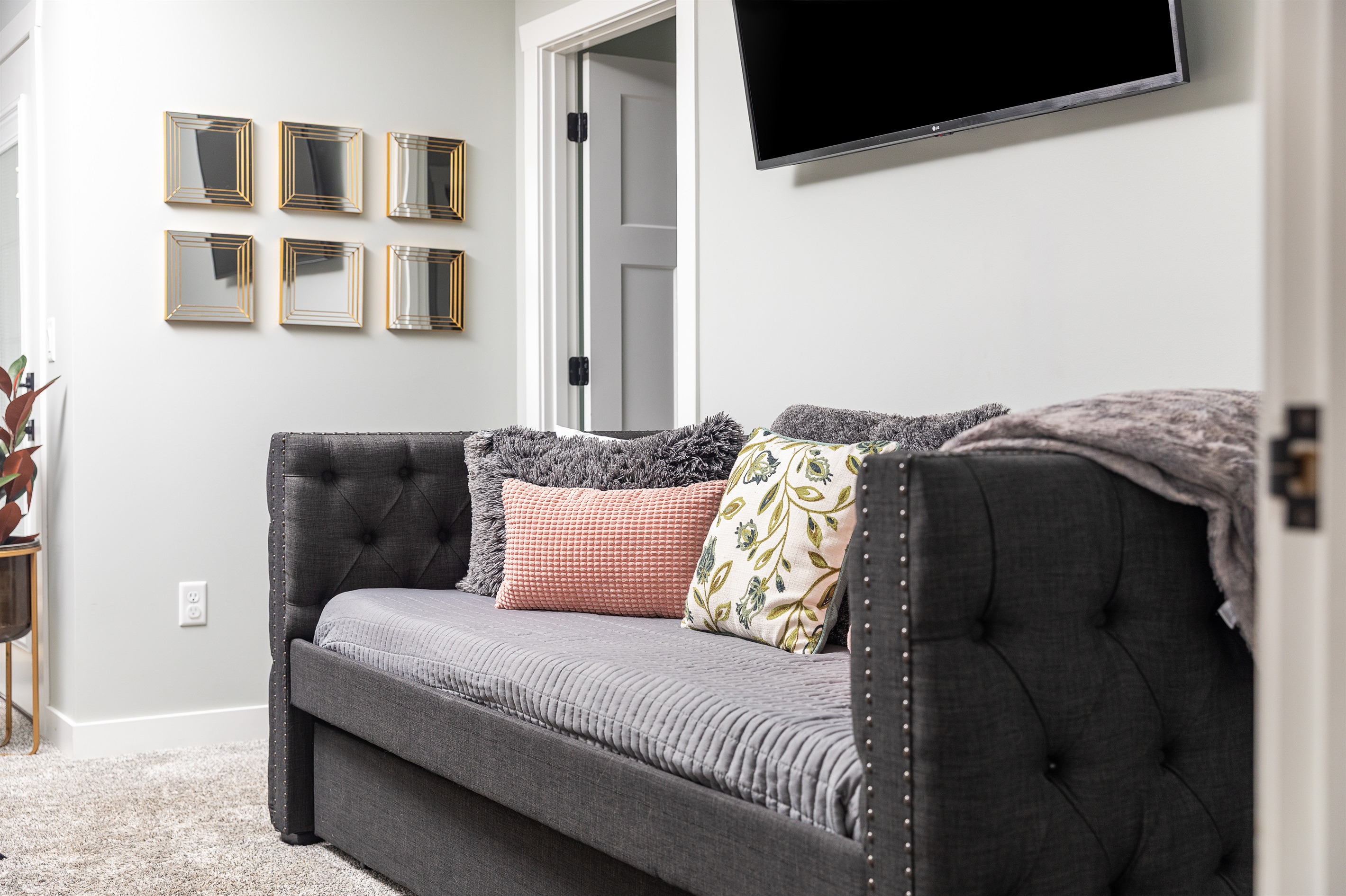 Trundle with twin pull out