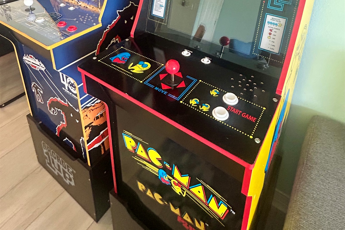 Pacman and Space Invaders Arcades