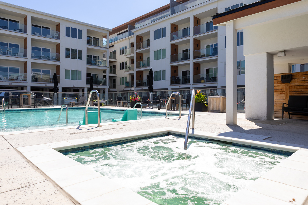 Comunity Pool & Hot Tub