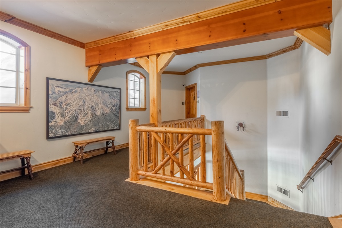 The shared foyer offers a large Mammoth Mountain trail map—perfect for planning your ski day.