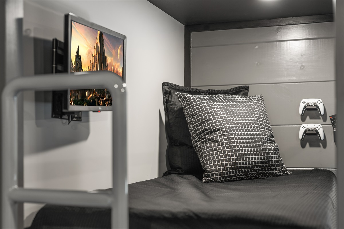 Bedroom #9: 2 sets of Queen Bunk.