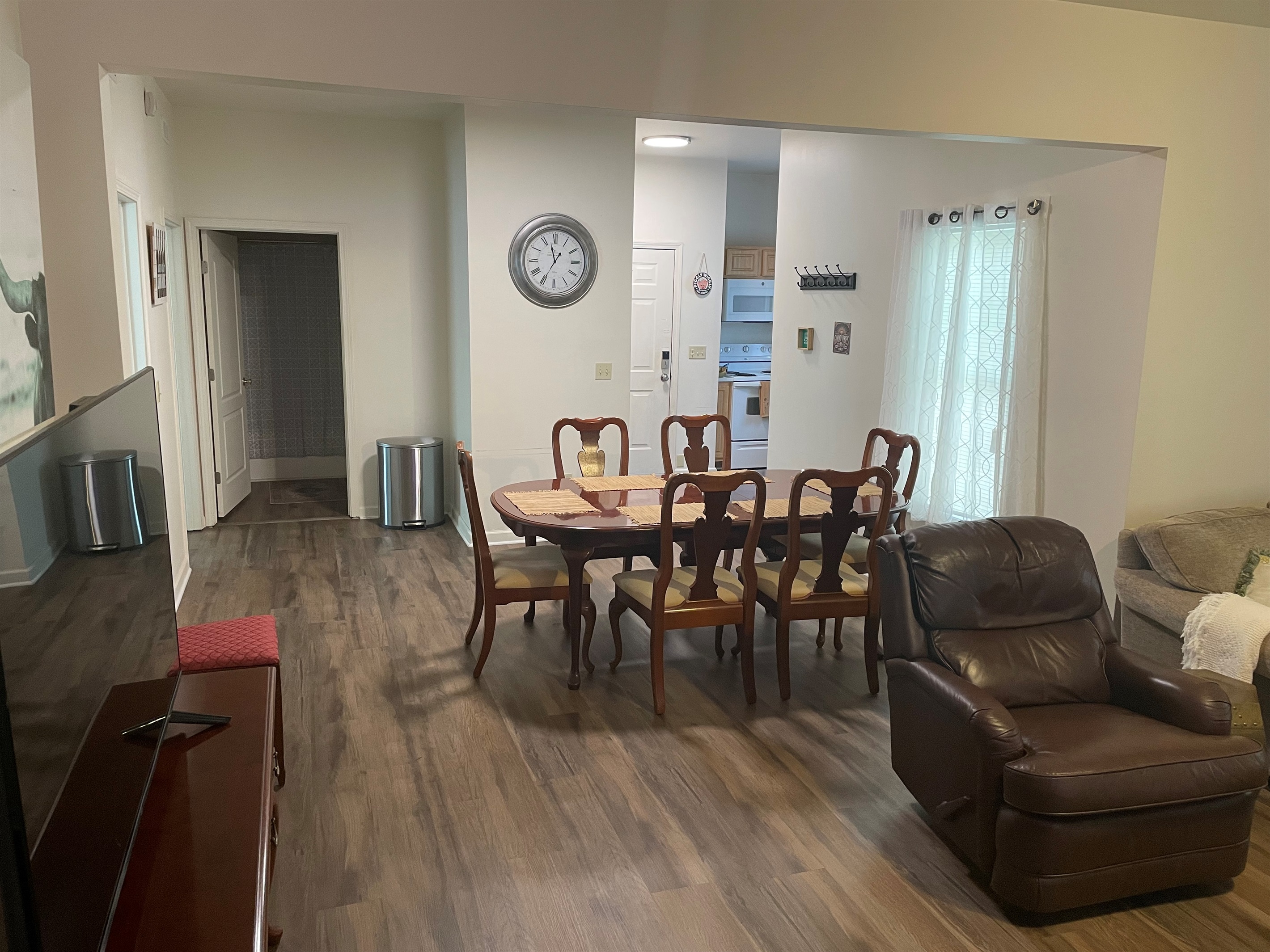 Smart TV + cozy seating – unwind after work or a day exploring