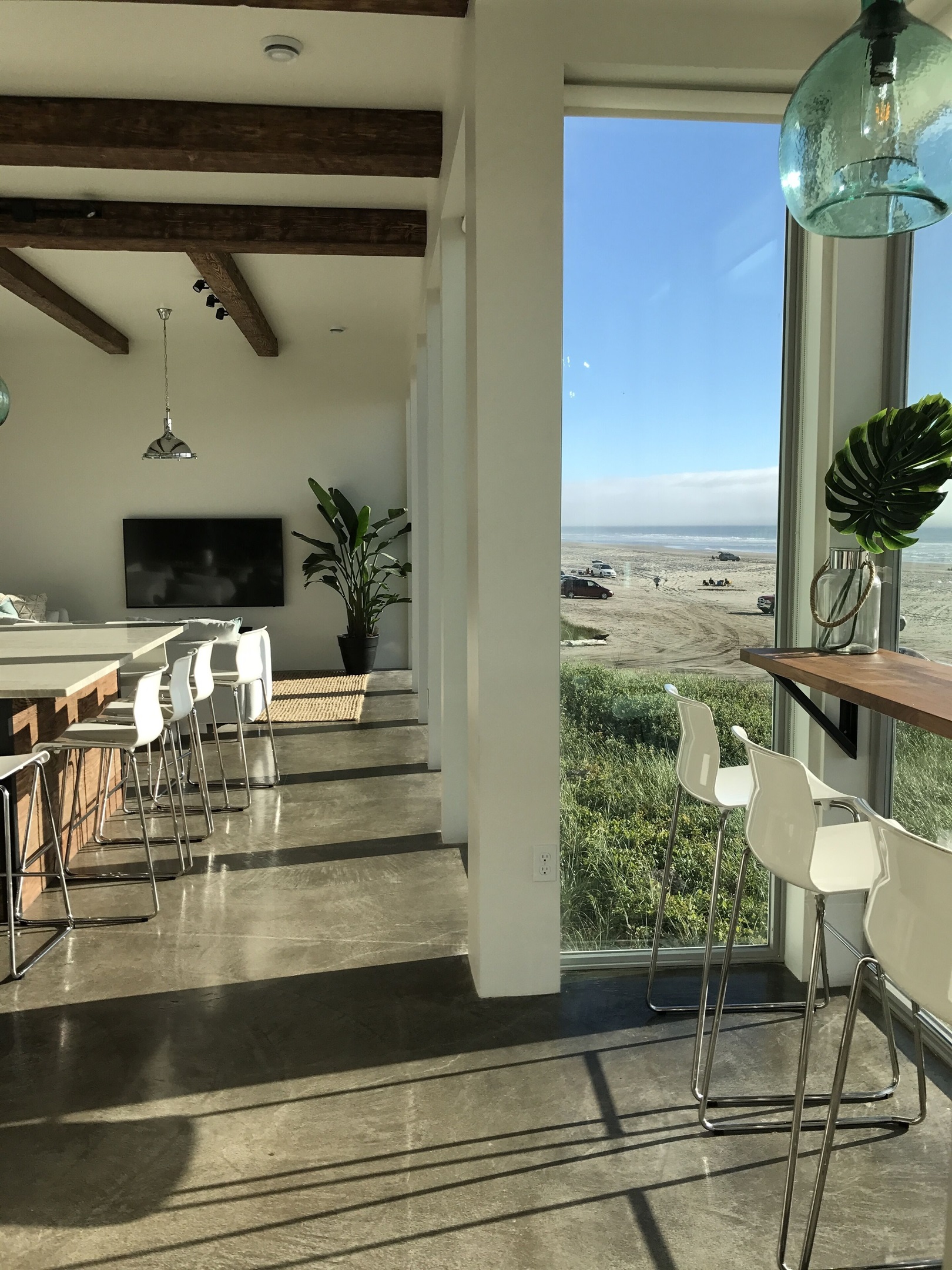 Infinite views from the Bar, Seating for 4