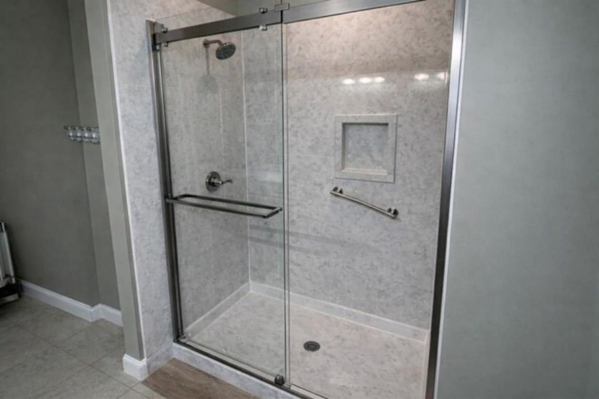 Full bathroom - Clean, modern, and newly updated bathroom.