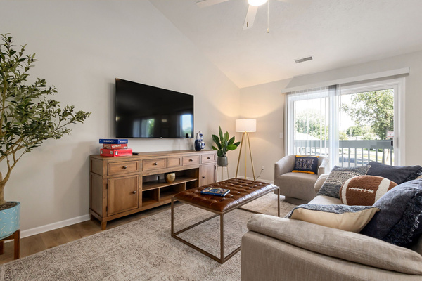2B/2BA Near ND | Private Balcony | Walk to Campus, photo 4