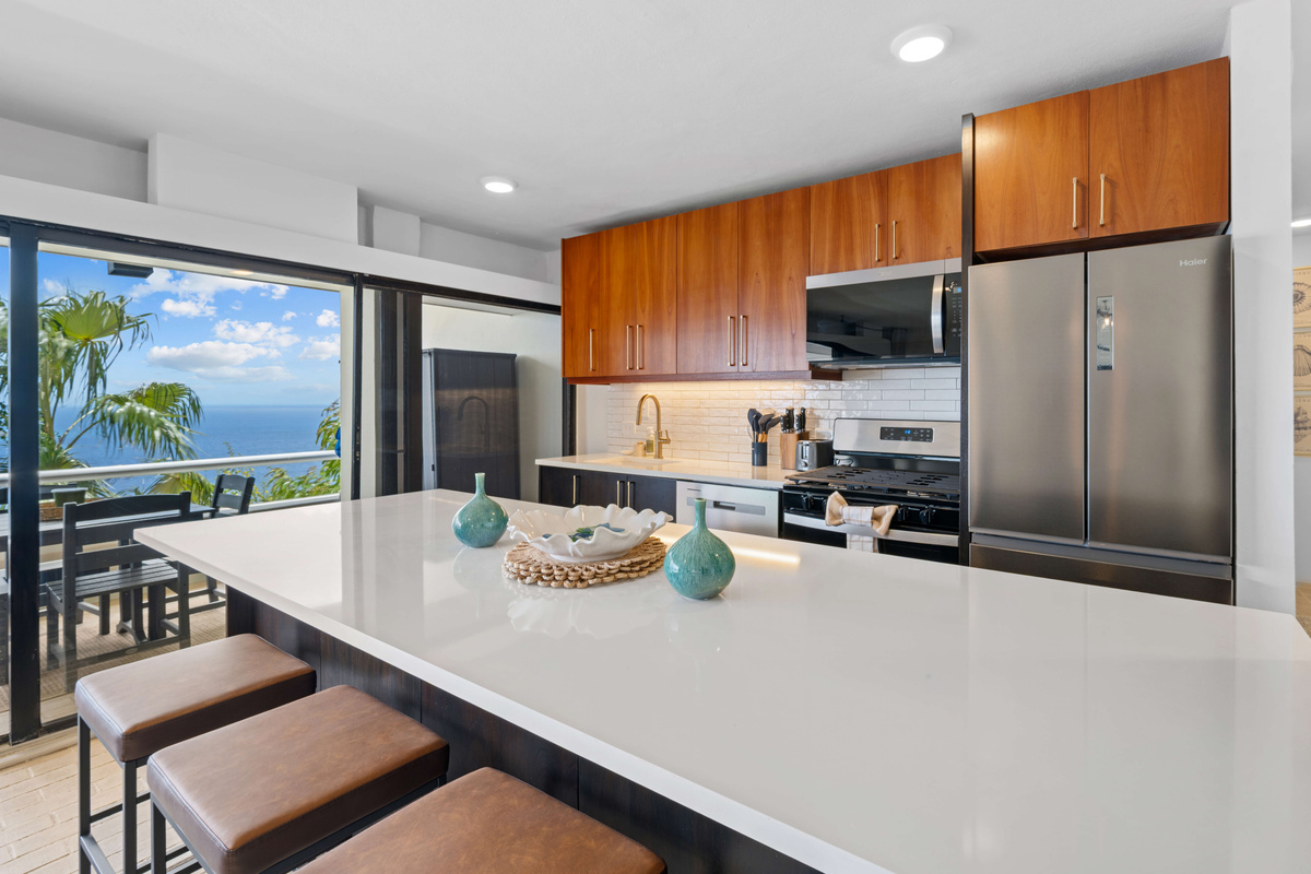 Full kitchen with everything you need to whip up a quick meal before hitting the beach or a full dinner to enjoy with your travel companions. 