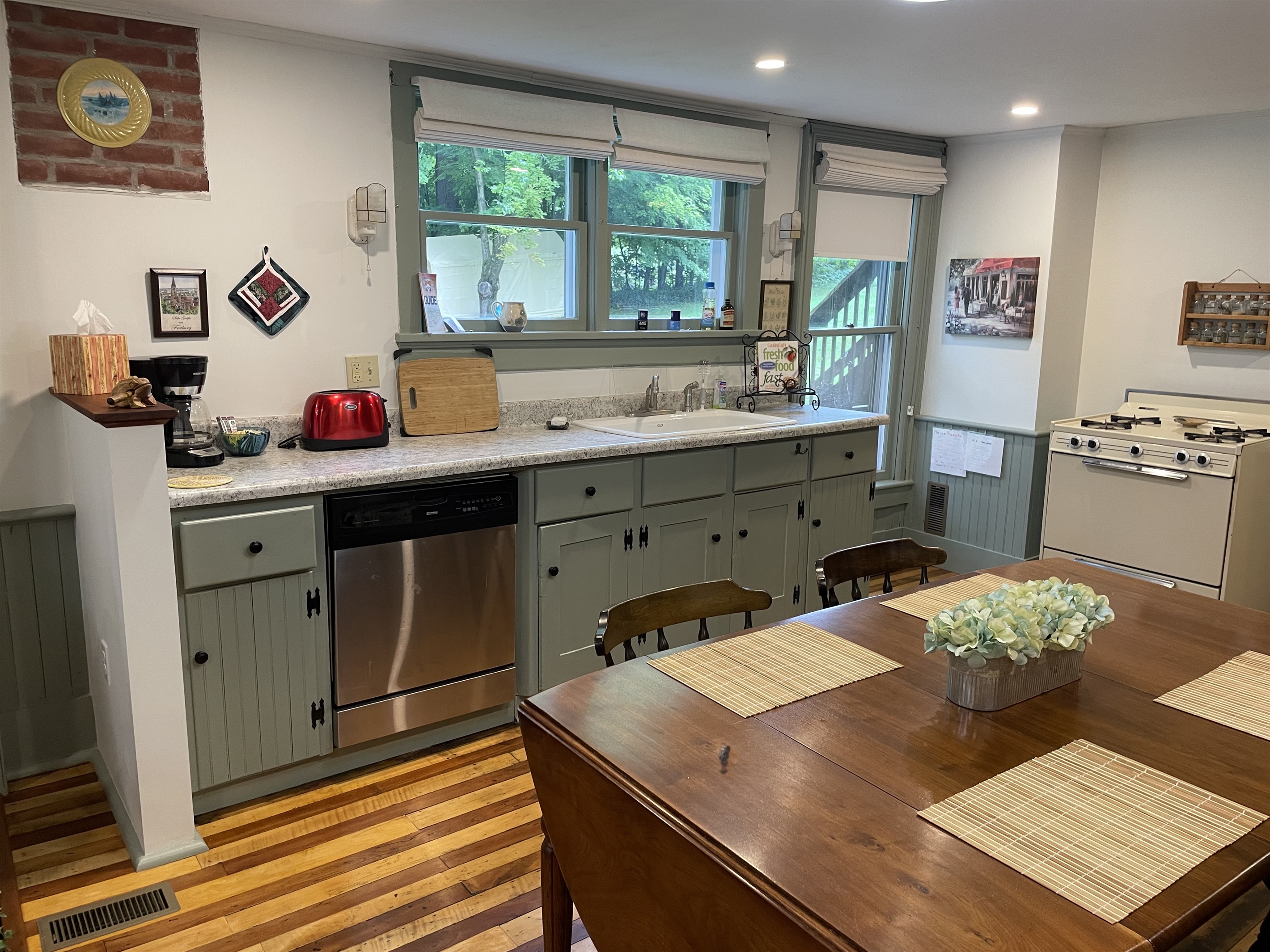 eat-in kitchen