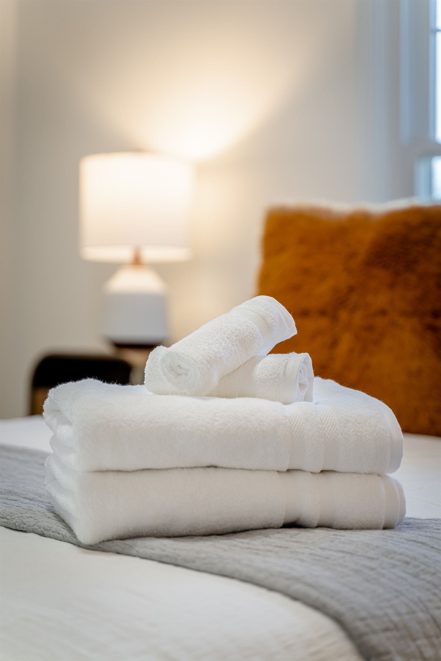 Bedroom 3 Queen Bed with Laptop Friendly Workplace