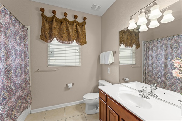 Downstairs Bathroom w/ Tub/Shower Combo