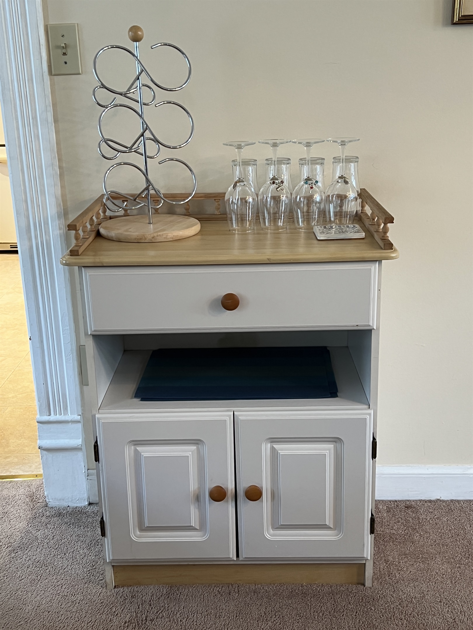 Bar area in living/dining