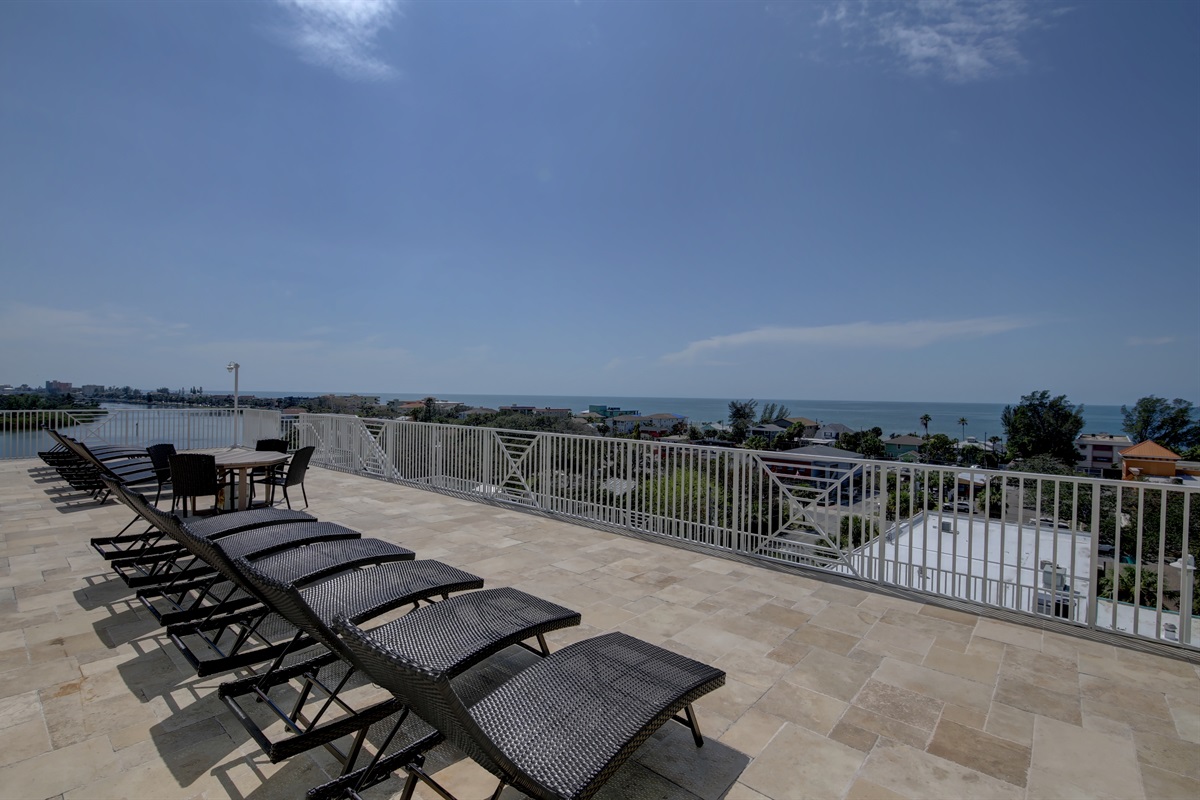 The 6/7th floor sundecks overlook the intracoastal