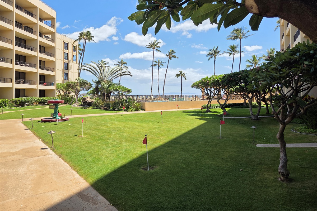 A putting green right in the courtyard. Practice your putting before heading to golf