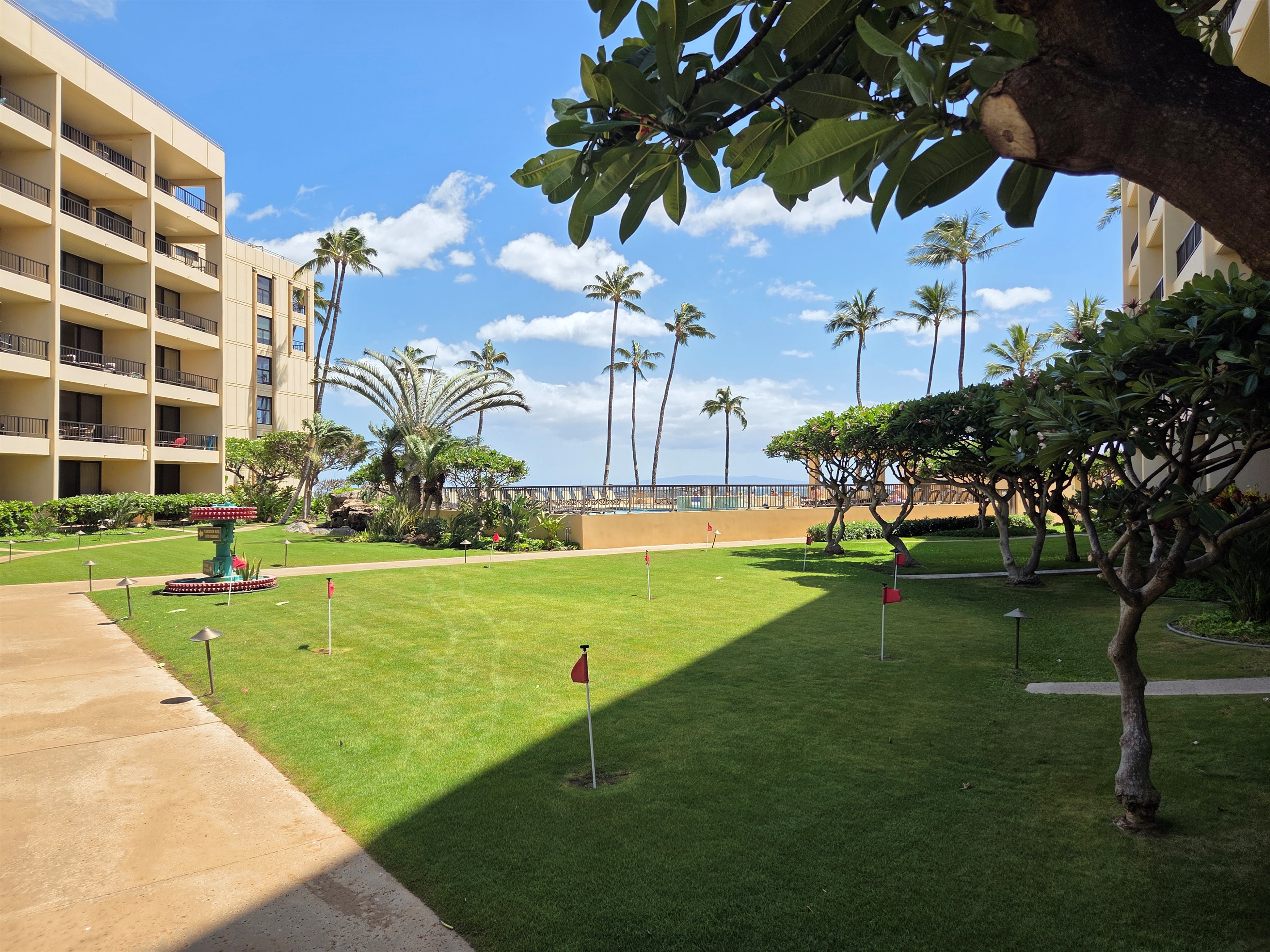 A putting green right in the courtyard. Practice your putting before heading to golf