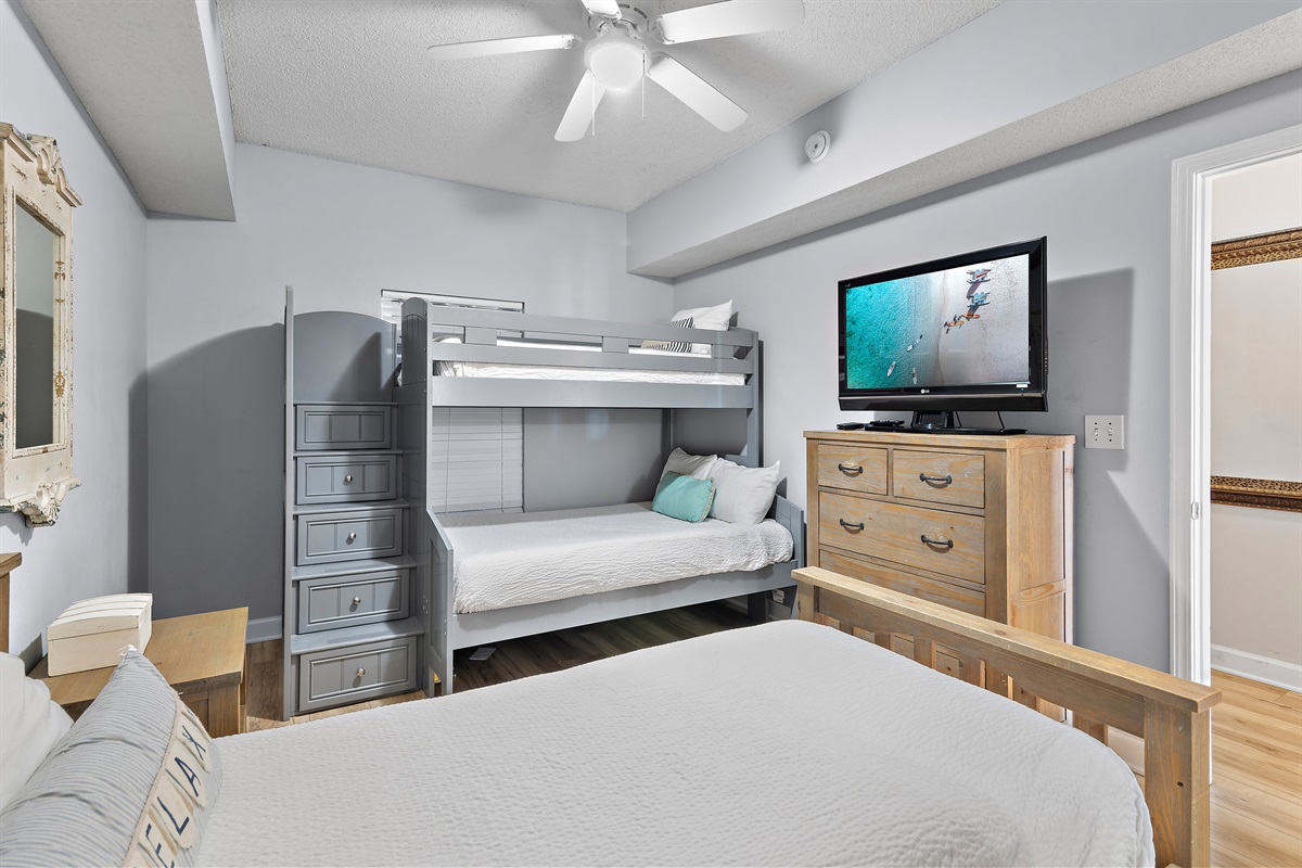 Guest Bedroom 2: FULL BUNK BEDS + TWIN Bed, Smart TV, Private Bathroom with Shower/Tub Combo (sleeps 3)