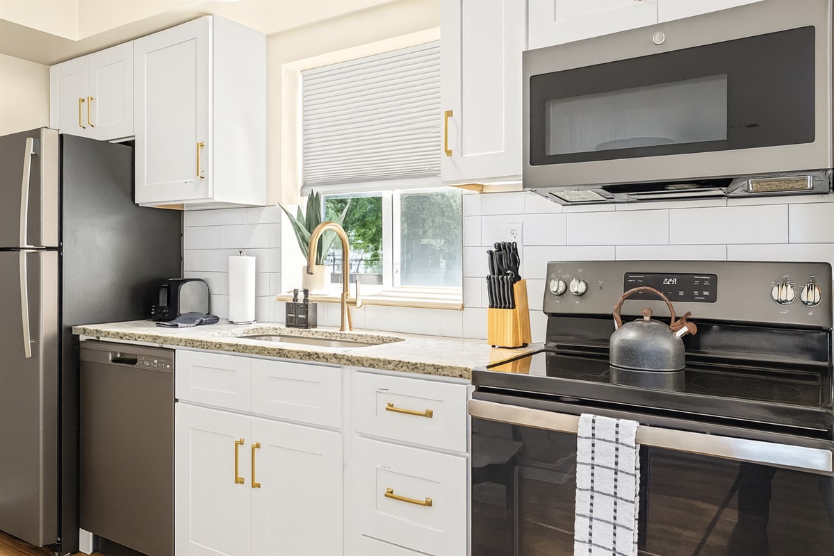 Create your culinary delights in our well-appointed kitchen, complete with a comprehensive array of essentials for your cooking needs.