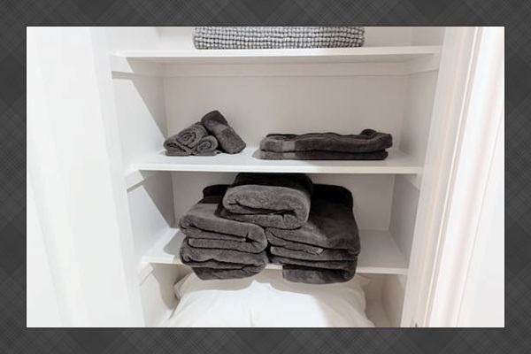 Plenty of towels, extra floor mats, and extra pillows for all your guests. 