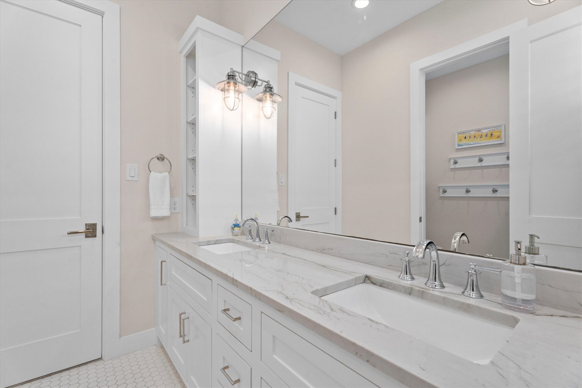 cd11316a84b3412e9c0981601303456d Large | Beachhouse | Texas | TX | Vacation Homes | Galveston | Crystal Beach | Kokomo | Breezy Days | Beachfront Elegance | Sunrise Serenity | Southern Sands Property Management, LLC