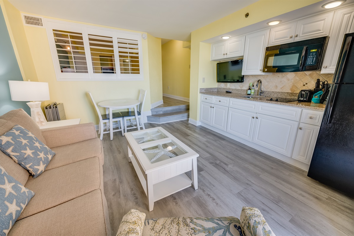 Living Room with Stunning Views🌊☀️